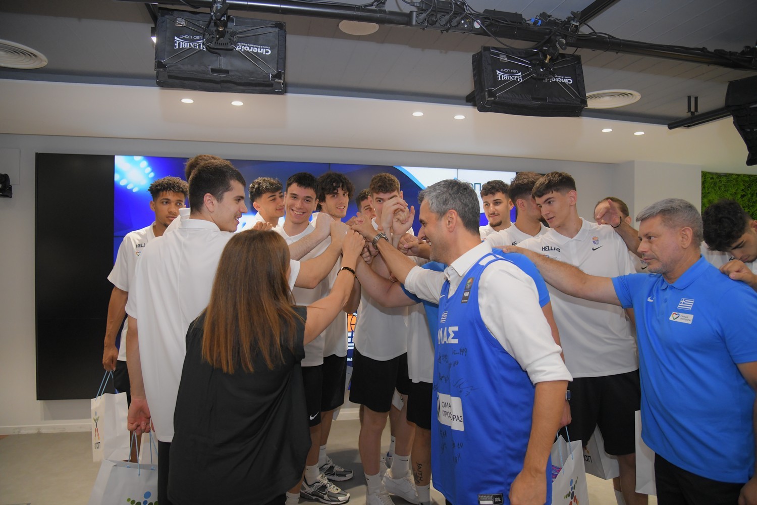 Θερμή υποδοχή της Εθνικής Ομάδας Μπάσκετ Νέων Ανδρών από τον ΟΠΑΠ Θερμή υποδοχή της Εθνικής Ομάδας Μπάσκετ Νέων Ανδρών από τον ΟΠΑΠ