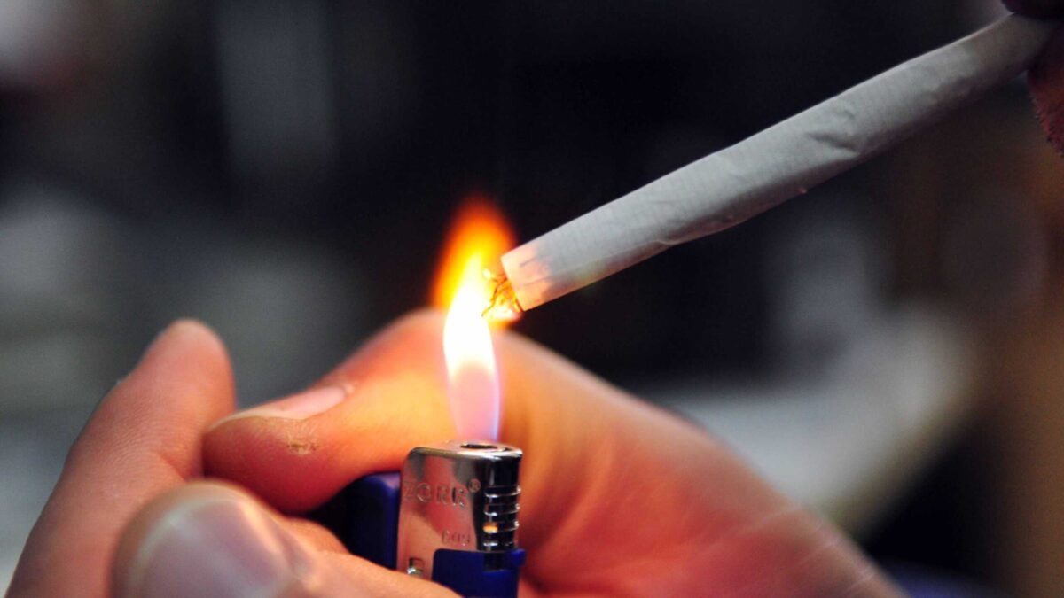 Βουλή: Ψηφίστηκε το νομοσχέδιο για την προστασία των ανηλίκων από τσιγάρα και αλκοόλ