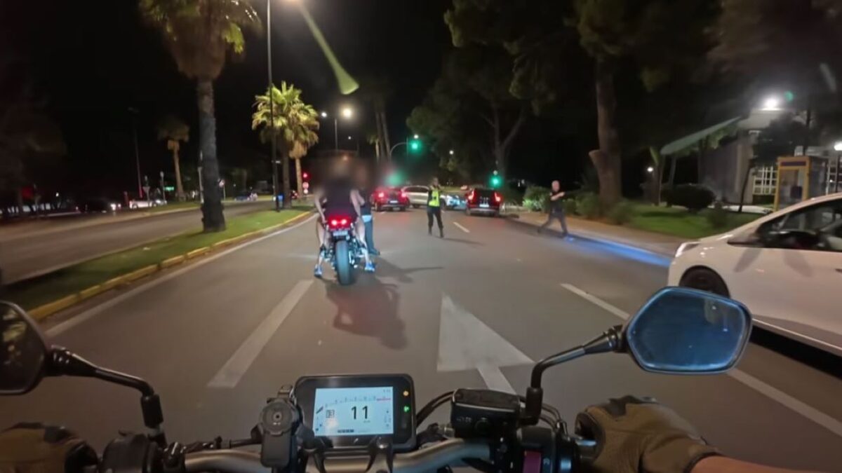 Βουλιαγμένη: Κόντρες, 3 συλλήψεις και πρόστιμο 3.250 ευρώ στον οδηγό της μηχανής που πήγε να ξεφύγει από το μπλόκο Βουλιαγμένη: Κόντρες, 3 συλλήψεις και πρόστιμο 3.250 ευρώ στον οδηγό της μηχανής που πήγε να ξεφύγει από το μπλόκο