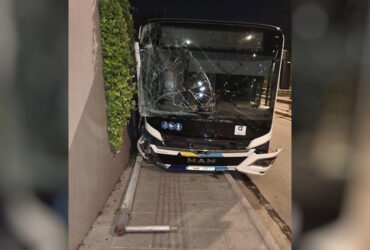 «Ακυβέρνητο» λεωφορείο ξήλωσε κολώνες και καβάλησε πεζοδρόμιο στη Βουλιαγμένης: Ο οδηγός ξέχασε να τραβήξει χειρόφρενο