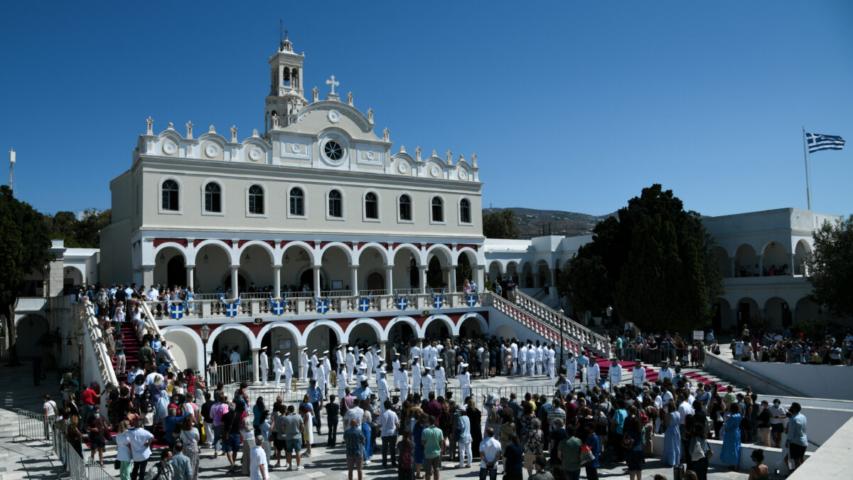 Συγκίνηση στην Τήνο: Χιλιάδες πιστοί στον εορτασμό της Παναγίας