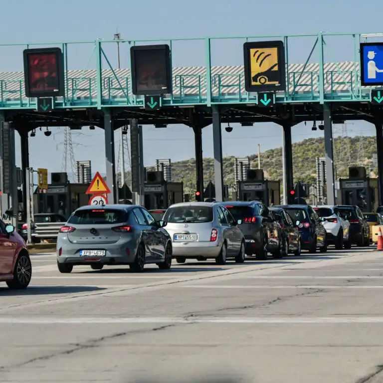 Κυκλοφοριακό χάος στην Αθηνών – Κορίνθου: Φορτηγό εξετράπη της πορείας του