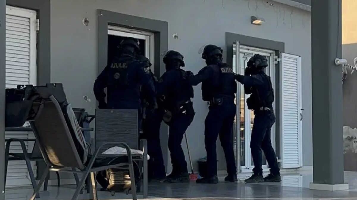 Ασπρόπυργος: Δώδεκα συλλήψεις μετά από «ντου» της αστυνομίας σε οικισμό