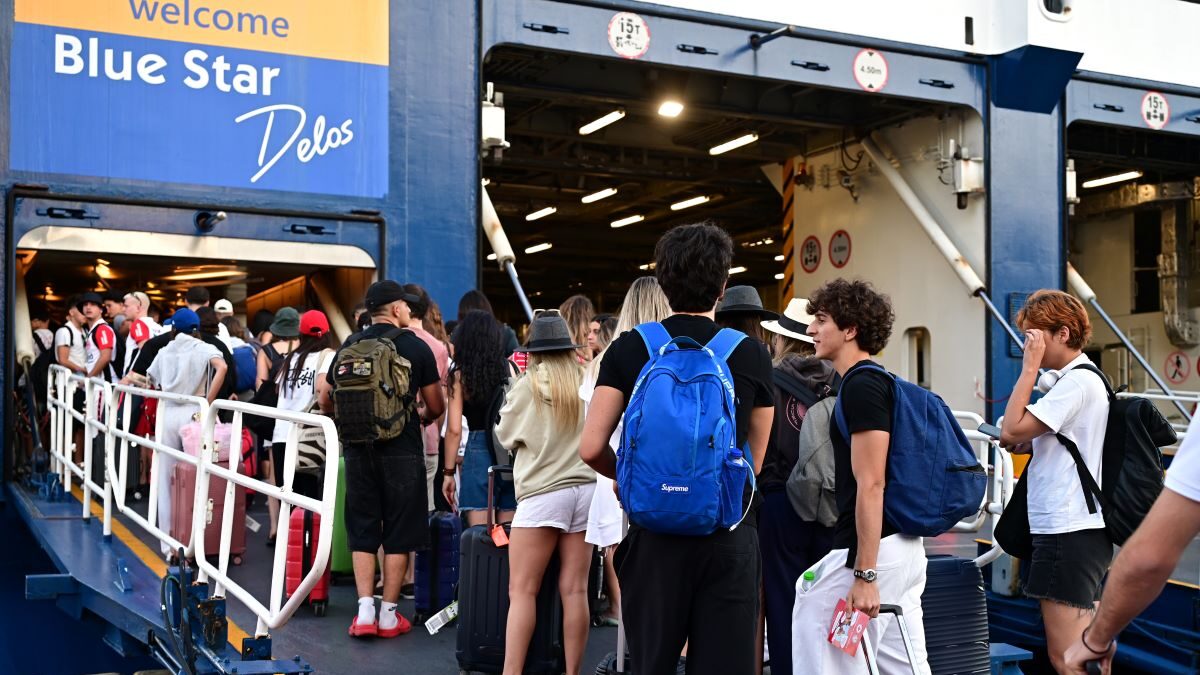 Αδειούχοι του Αυγούστου = Γεμάτα αναχωρούν τα πλοία