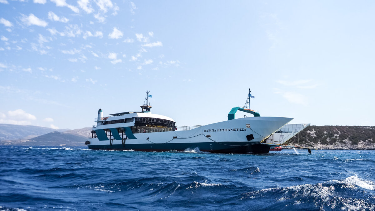 Νέα Στύρα: Το φέρι μποτ παραμένει κολλημένο με ρήγμα 20 μέτρων – Σε εξέλιξη η επιχείρηση απομάκρυνσης