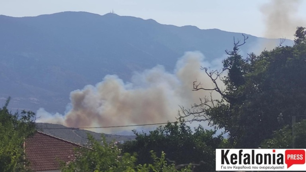 Εντολή εκκένωσης στην Κεφαλονιά – Φωτιά μαίνεται κοντά σε σπίτια