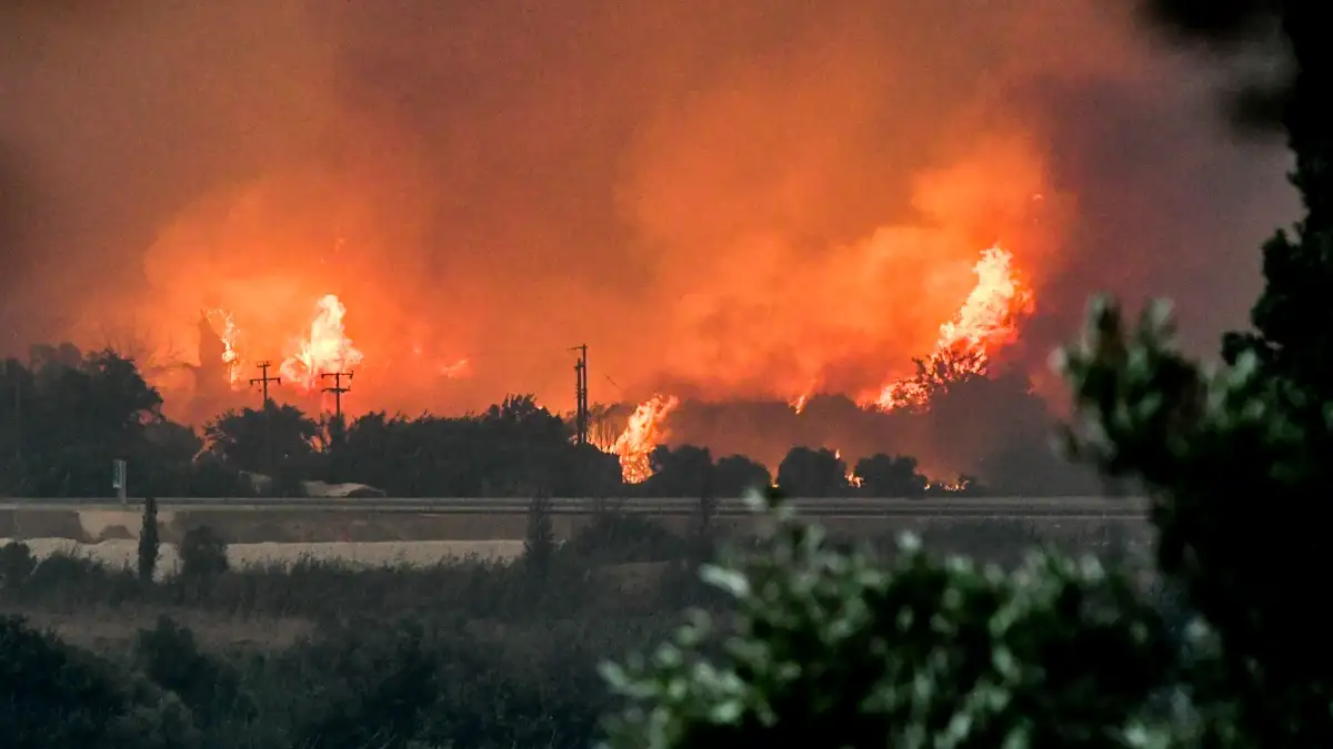 Πύρινη κόλαση στην Αχαΐα: Εκτεταμένες καταστροφές – Συνεχείς εκκενώσεις, τραυματίες στο νοσοκομείο