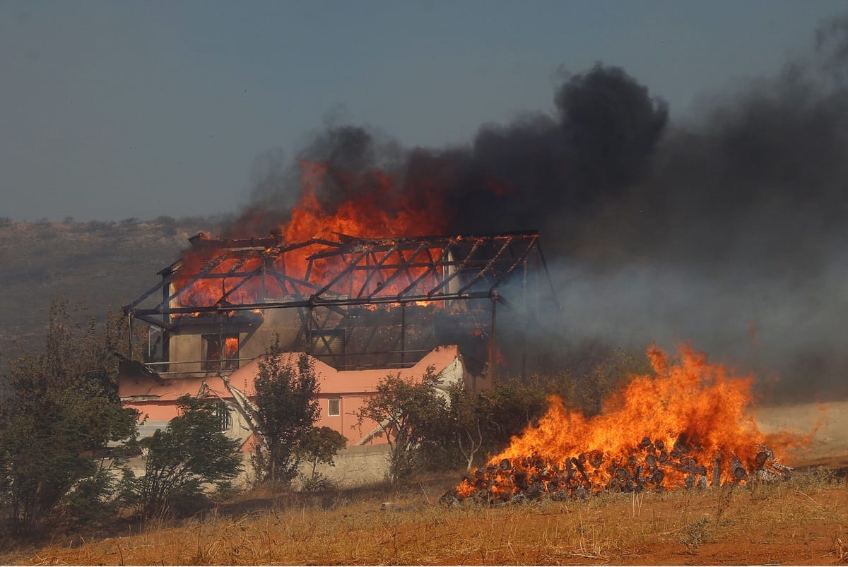 Πύρινη κόλαση στην Κερατέα – Ένας νεκρός και ανυπολόγιστες ζημιές