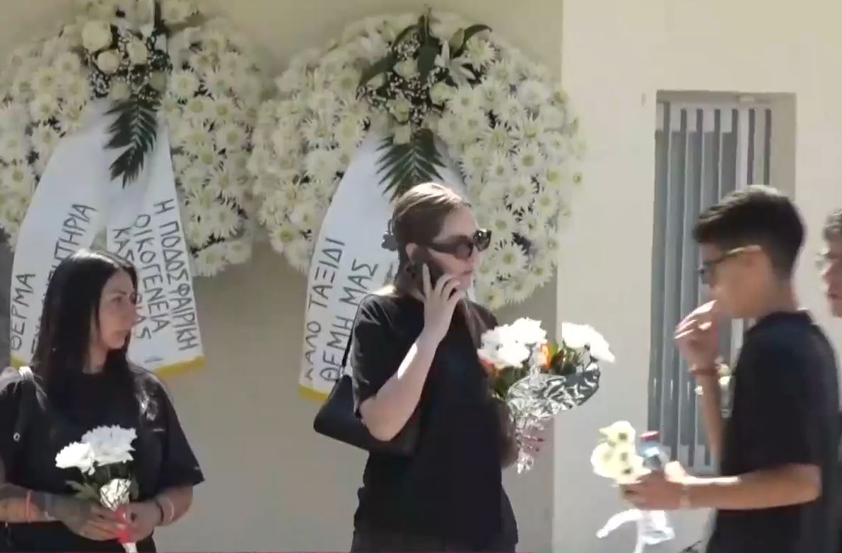 Καστοριά: Στο τελευταίο "αντίο" στα δύο 16χρονα παιδιά που χάθηκαν στην άσφαλτο