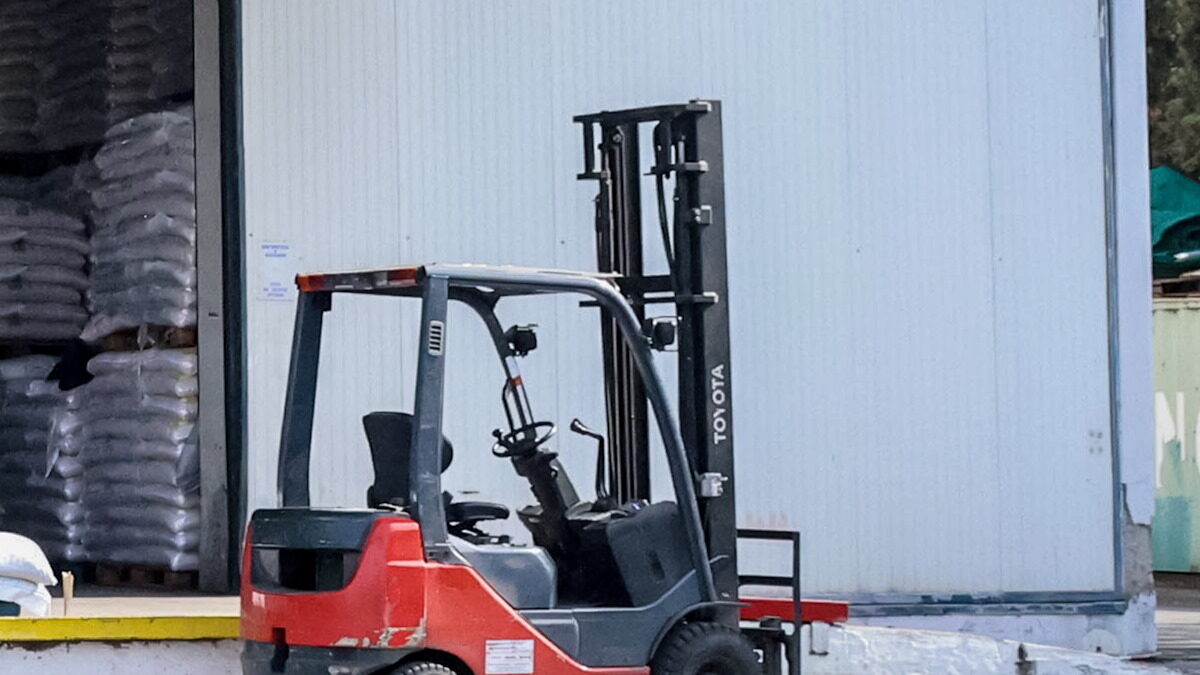 Στο νερό μηχάνημα τύπου κλαρκ στην Κέρκυρα – Προκλήθηκε σύγκρουση με κρουαζιερόπλοιο