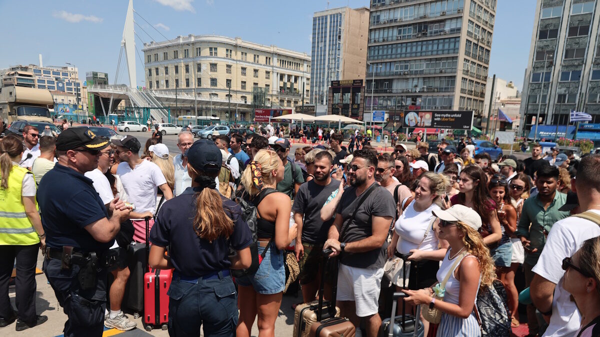 Δεκαπενταύγουστος: Μαζική έξοδος των Αθηναίων – Πλήρη τα πλοία, άδεια η πόλη