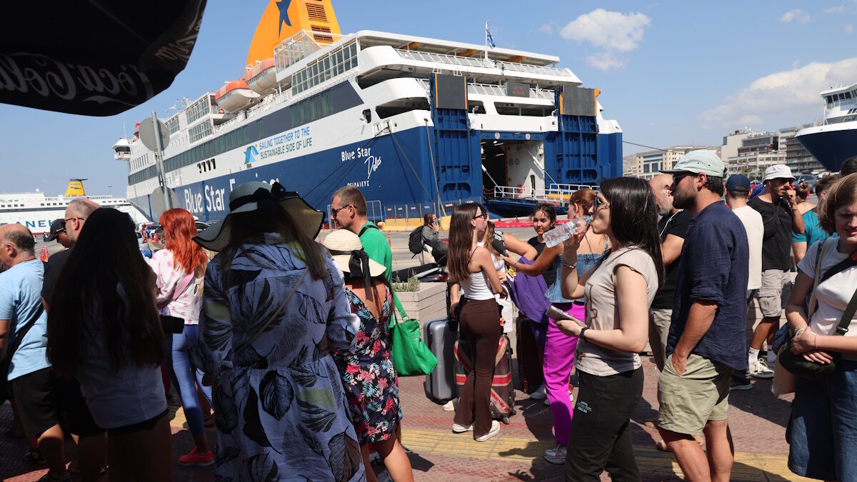 Λιμάνια: Χιλιάδες επιβάτες αναμένουν – Από τις 4 μ.μ. οι αναχωρήσεις για Κυκλάδες