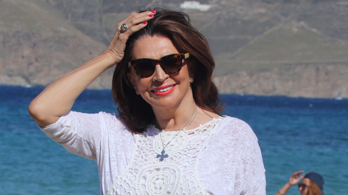 Μιμή Ντενίση: Αψεγάδιαστη και σε άψογη φόρμα στα 72 της με μπικίνι