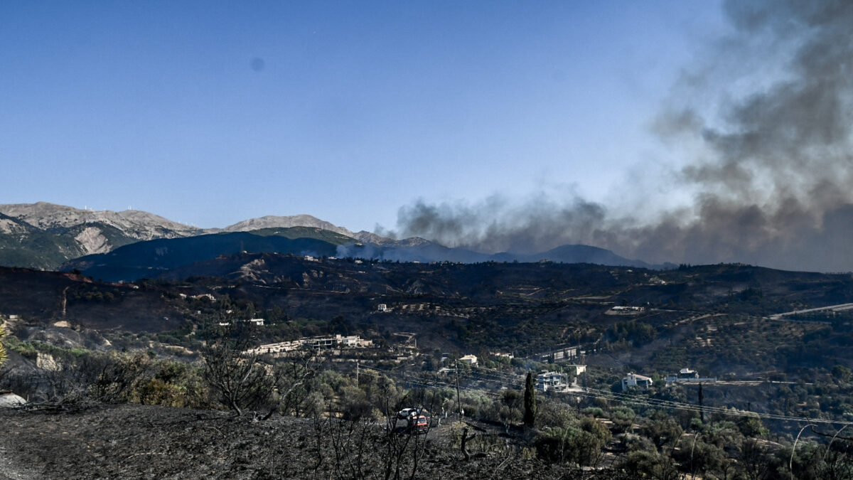 Καίγεται η Πάτρα: Φόβοι για ατμοσφαιρική και υδάτινη ρύπανση – Πνίγεται η πόλη στον καπνό