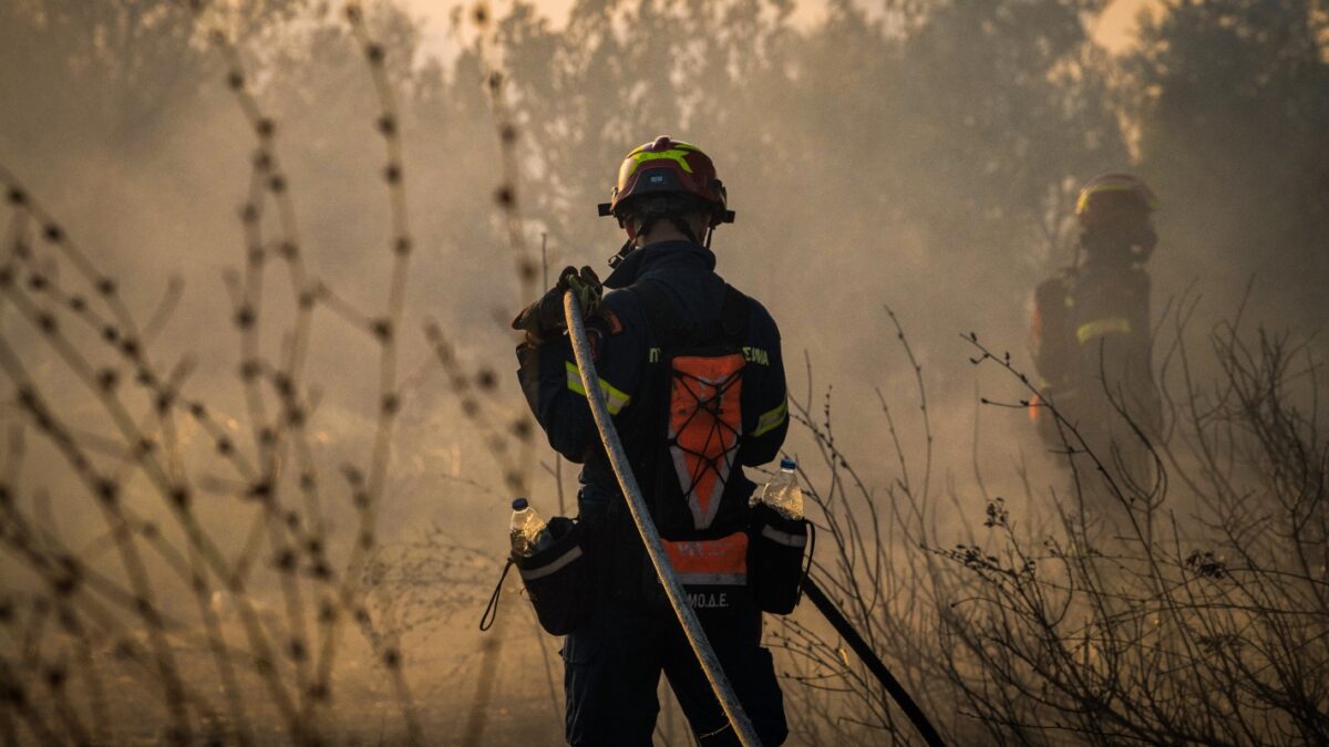 Σε εξέλιξη πυρκαγιά στη Χόικα Θεσπρωτίας – Σηκώθηκαν 6 εναέρια μέσα