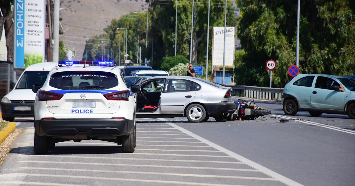 Τροχαίο με εγκατάλειψη στο Ζεφύρι: Οδηγός χτύπησε μηχανή και εξαφανίστηκε