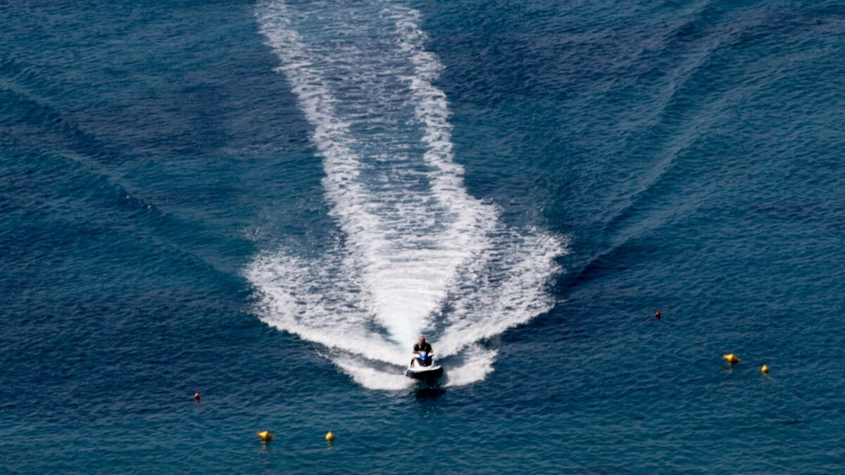 Ατρόμητη βουτιά — Τζετ σκι συγκρούστηκε με φουσκωτό στην Κέρκυρα, τραυματίστηκε 11χρονος