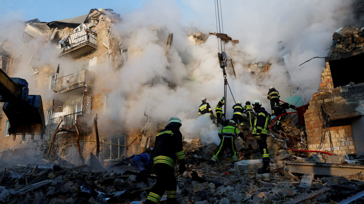 Ουκρανία: 13 νεκροί μετά από ρωσικό πλήγμα στο Κίεβο – Μεγάλες καταστροφές σε κτίρια