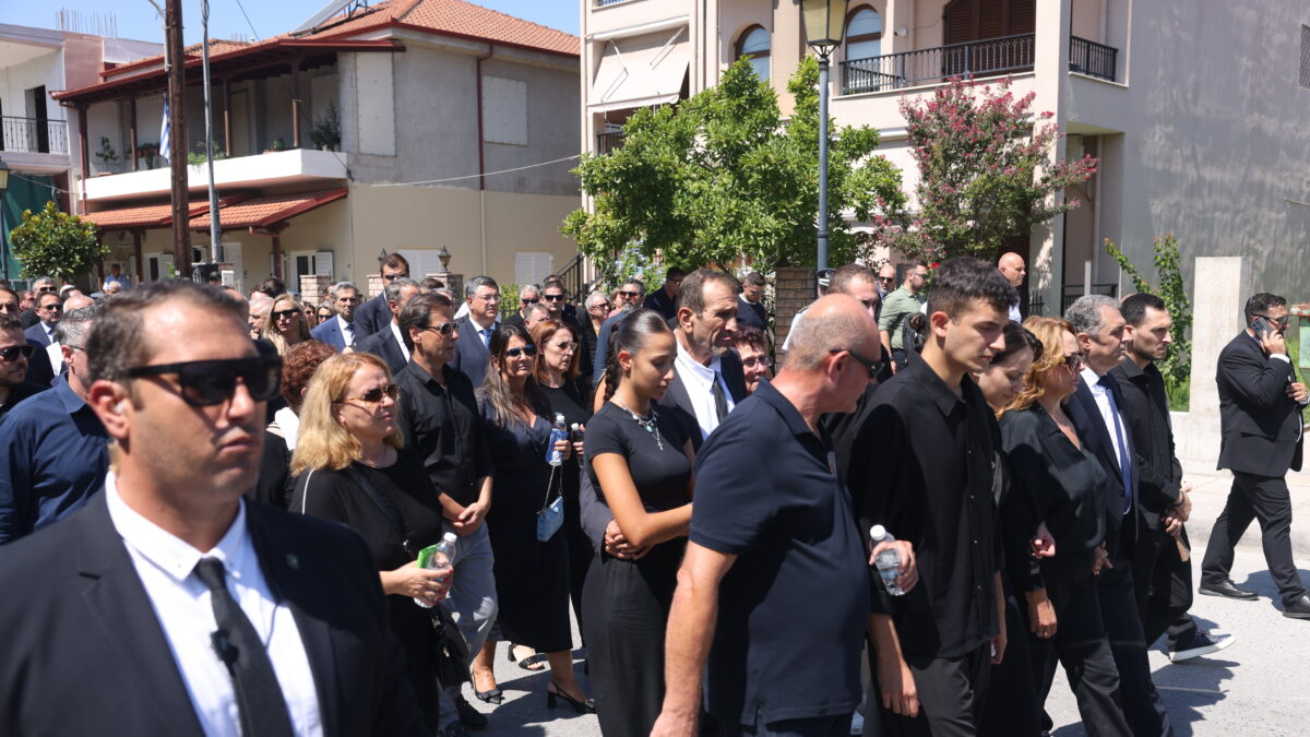 Τελευταίο αντίο στον Απόστολο Βεσυρόπουλο – Φέρετρο τυλιγμένο με την ελληνική σημαία