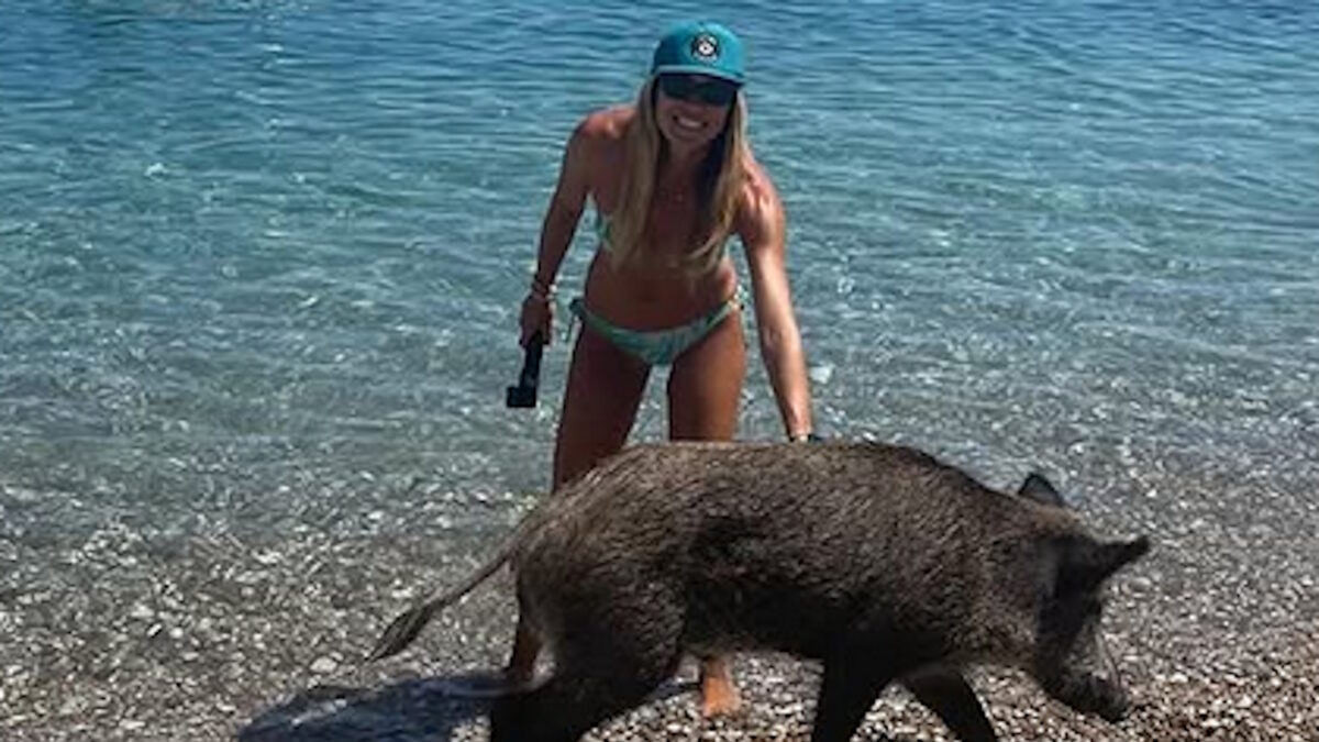 Μπάνιο με γουρούνια για τη Μαριέττα Χρουσαλά και την οικογένειά της σε παραλία του Ιονίου