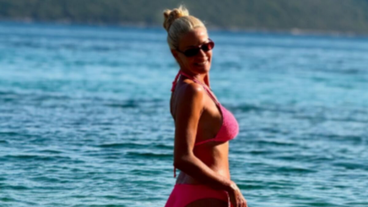 Ζέτα Μακρυπούλια: Χαλαρές στιγμές στις τελευταίες διακοπές της – «Βουτιά, περπάτημα, φαγητό»