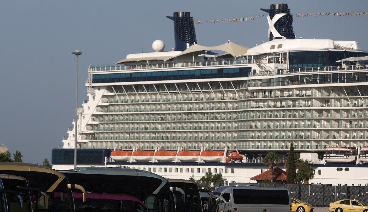 Πρόσκρουση κρουαζιερόπλοιου με 450 επιβάτες στην προβλήτα του Πειραιά – Δεν αναφέρθηκαν τραυματισμοί