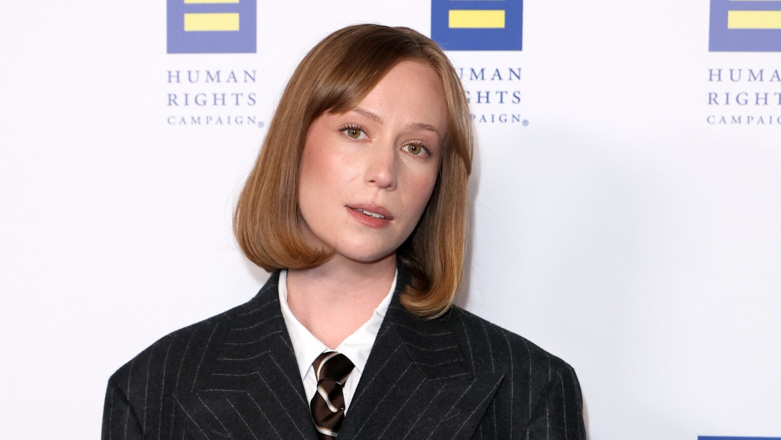 «Free Palestine» και «F* ICE»: Η Hannah Einbinder μετατρέπει τη σκηνή των Emmy σε βήμα διαμαρτυρίας- Δείτε το video