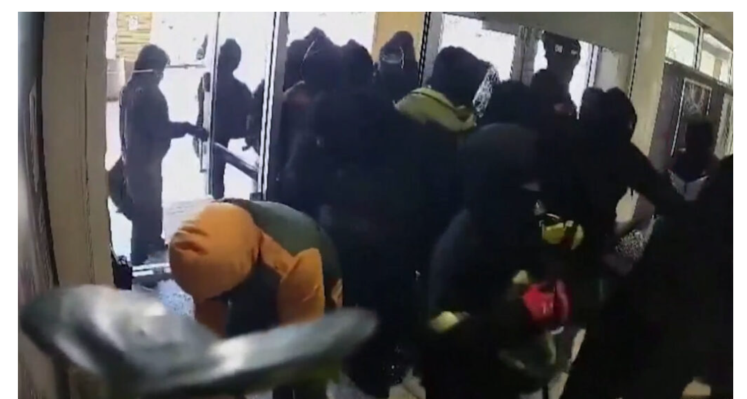 Καλιφόρνια: Ληστές εισβάλουν σε κοσμηματοπωλείο με SUV – 88χρονος υποφέρει εγκεφαλικό- Δείτε το video