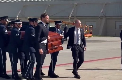 «Τσάρλι Κερκ: Ο Βανς μεταφέρει το φέρετρό του – Θα του απονεμηθεί το Μετάλλιο της Ελευθερίας»