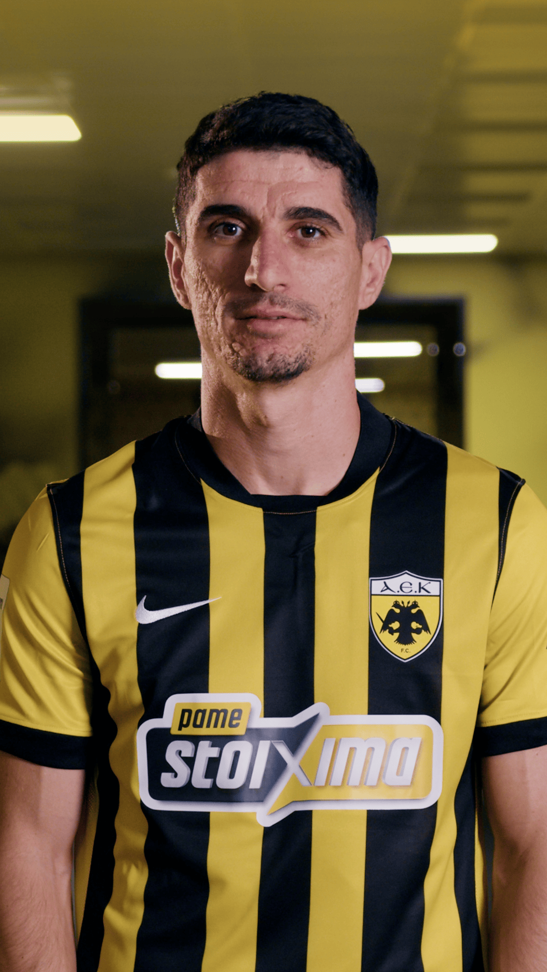 Το ΠΑΜΕ ΣΤΟΙΧΗΜΑ «ξαναχτυπά»: Με πρωταγωνιστή τον Πέτρο Μάνταλο αποκαλύφθηκε το νέο, κίτρινο λογότυπο στη φανέλα της ΑΕΚ (vid.)