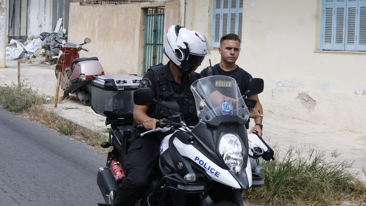 16χρονος οδηγός κλεμμένης μηχανής τραυματίζει αστυνομικό σε καταδίωξη στην Καλλιθέα