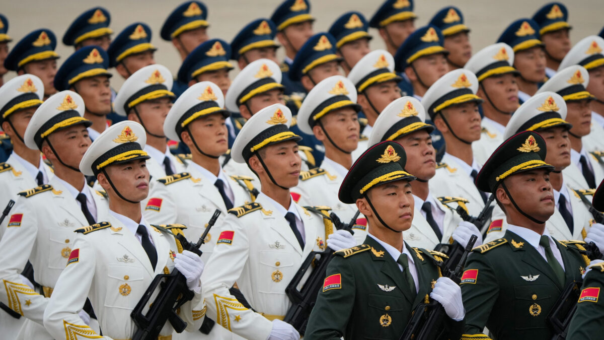 Η Κίνα εντυπωσιάζει με τη στρατιωτική της δύναμη σε μια ιστορική παρέλαση – Παρόντες Πούτιν και Κιμ Γιονγκ Ουν"