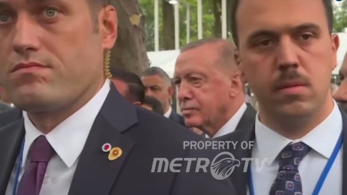 Διαφορά αντιδράσεων: Ο Μακρόν ήρεμος, ο Ερντογάν εκνευρισμένος κατά τη διέλευση του Τραμπ