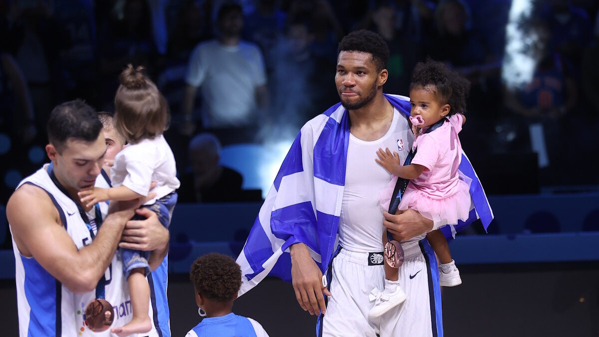 Γιάννης Αντετοκούνμπο: Οι φωτογραφίες που αποτύπωσαν την υπερηφάνεια για την Ελλάδα