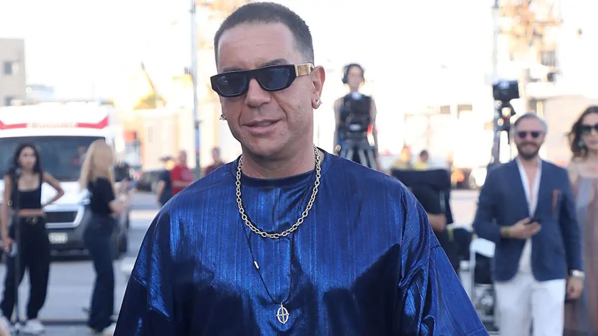 Ο Γιώργος Μαζωνάκης πόζαρε στο Instagram ημίγυμνος, φορώντας μόνο μία πετσέτα