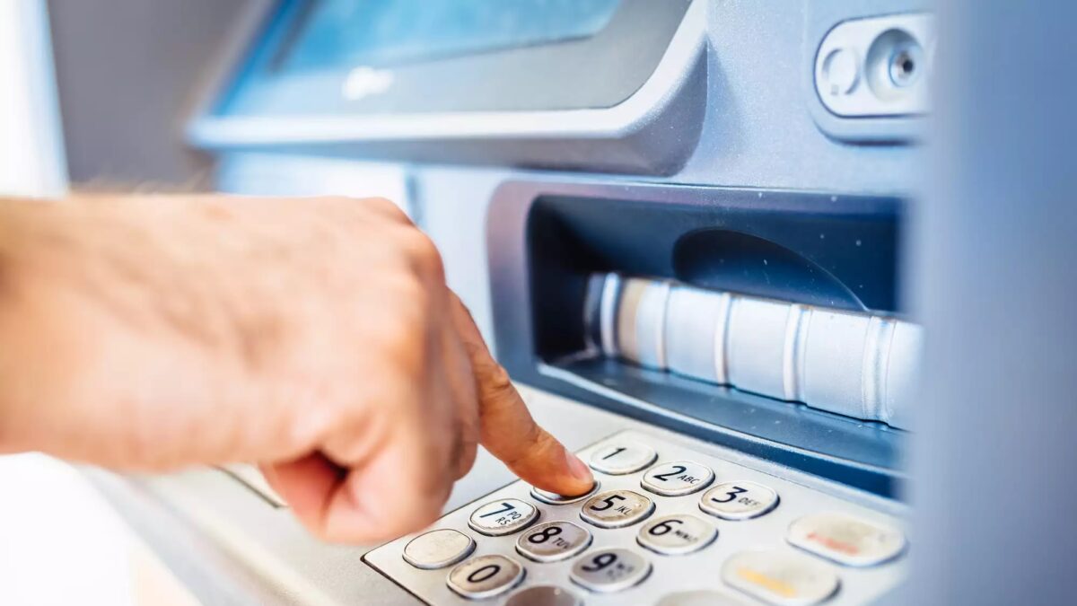 "Λαμία: Κουκουλοφόροι κράτησαν όμηρο 30χρονο και τον απειλούσαν με όπλο για να σηκώσει χρήματα από το ΑΤΜ"