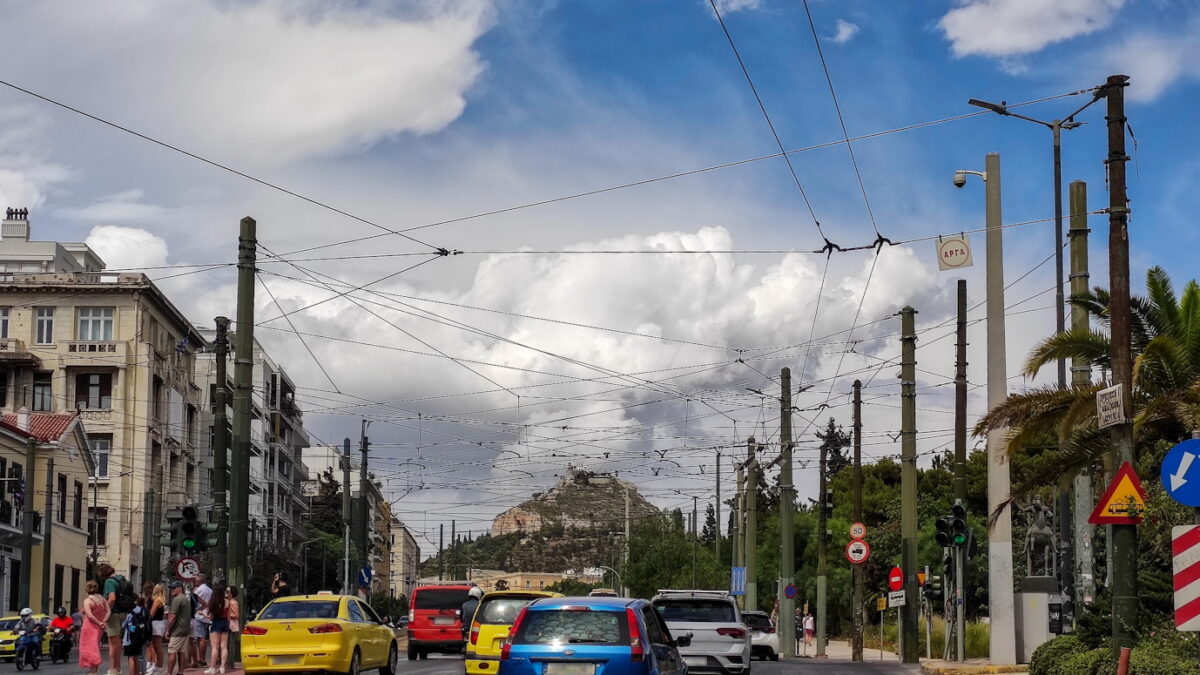Τρόλεϊ, αυτοκίνητο και μηχανή σε καραμπόλα στη Λεωφόρο Αμαλίας