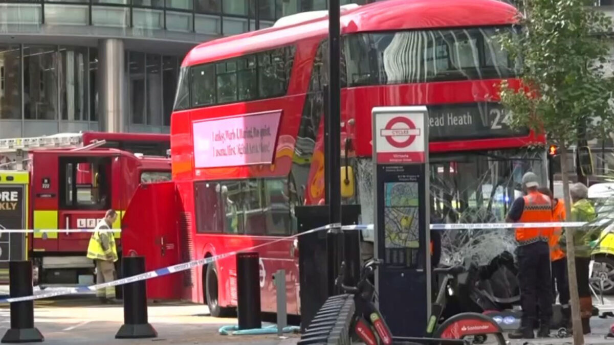 Λονδίνο: Διώροφο λεωφορείο παρέσυρε πεζούς