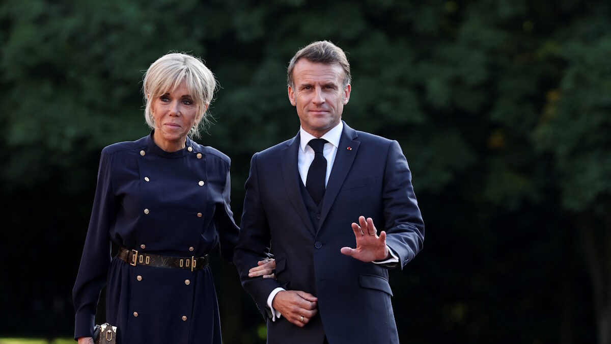 Οι Μακρόν στο δικαστήριο για θεωρίες συνωμοσίας – Στοιχεία ότι η Μπριζίτ γεννήθηκε γυναίκα