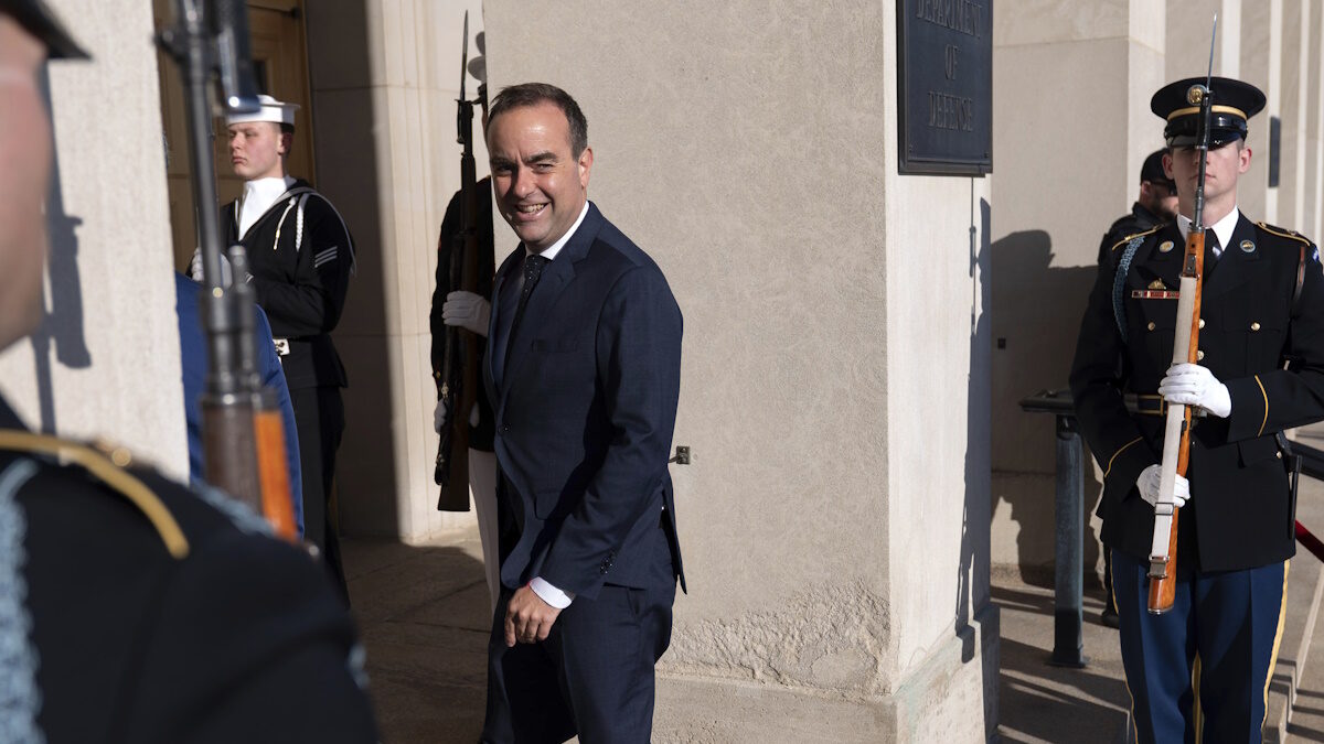 Αλλαγή ηγεσίας στη Γαλλία: Ο Μακρόν διορίζει τον Λεκορνού Πρωθυπουργό