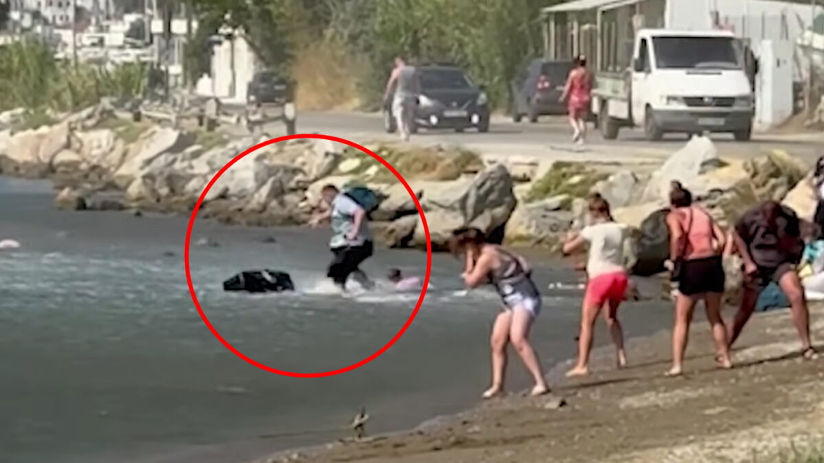 Σκιάθος: Τουριστικές βαλίτσες στην θάλασσα εξαιτίας των τουρμπίνων αεροπλάνου Ryanair