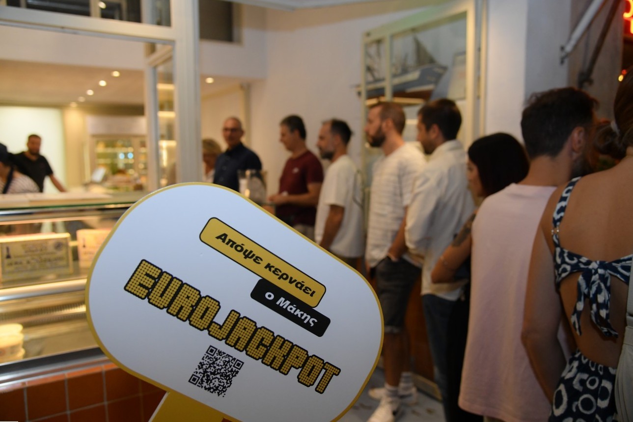 «Όλα κερασμένα από τον Μάκη που κέρδισε το Eurojackpot» - Τι έγινε το περασμένο Σάββατο σε τρία καταστήματα στην πλατεία Καρύτση και την πλατεία Μαβίλη (vid)