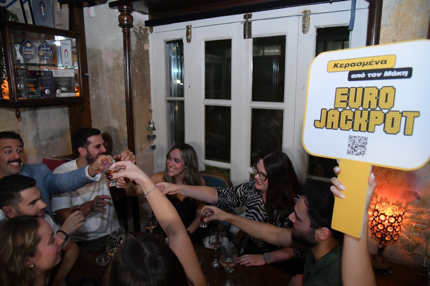 Μάκης κερνάει όλοι πίνουν – Άφωνοι οι θαμώνες σε τρία μαγαζιά της Αθήνας από την ξαφνική εμφάνιση και τα κεράσματα του Μάκη