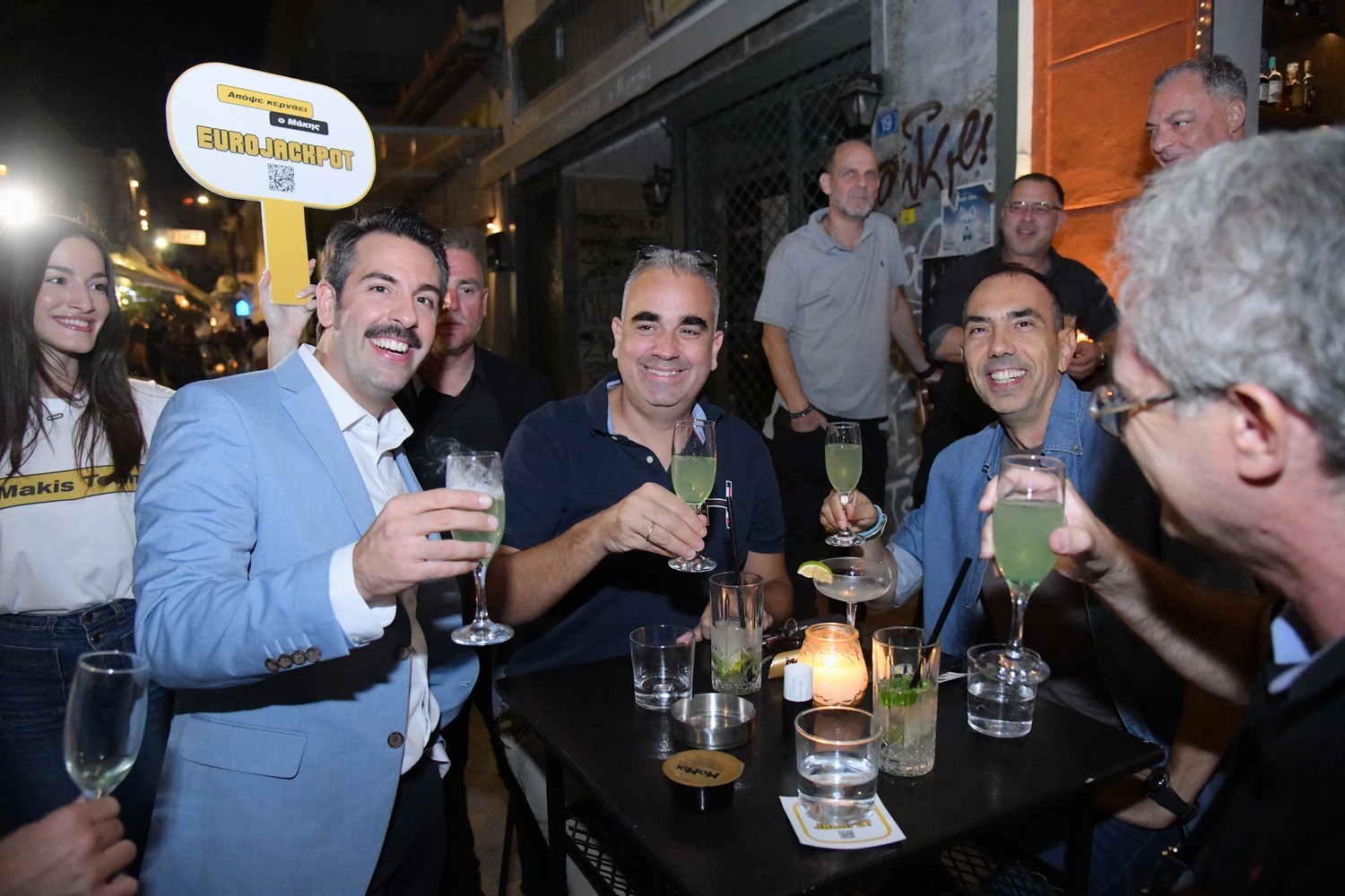 Μάκης κερνάει όλοι πίνουν – Άφωνοι οι θαμώνες σε τρία μαγαζιά της Αθήνας από την ξαφνική εμφάνιση και τα κεράσματα του Μάκη