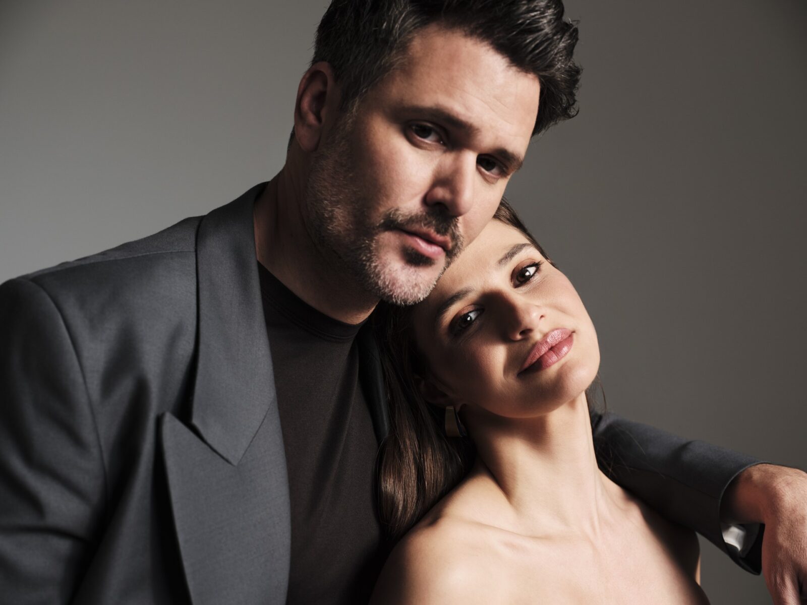 HOTΕΛ ΕΛVIRA: ΠΡΕΜΙΕΡΑ ΔΕΥΤΕΡΑ 6 ΟΚΤΩΒΡΙΟΥ