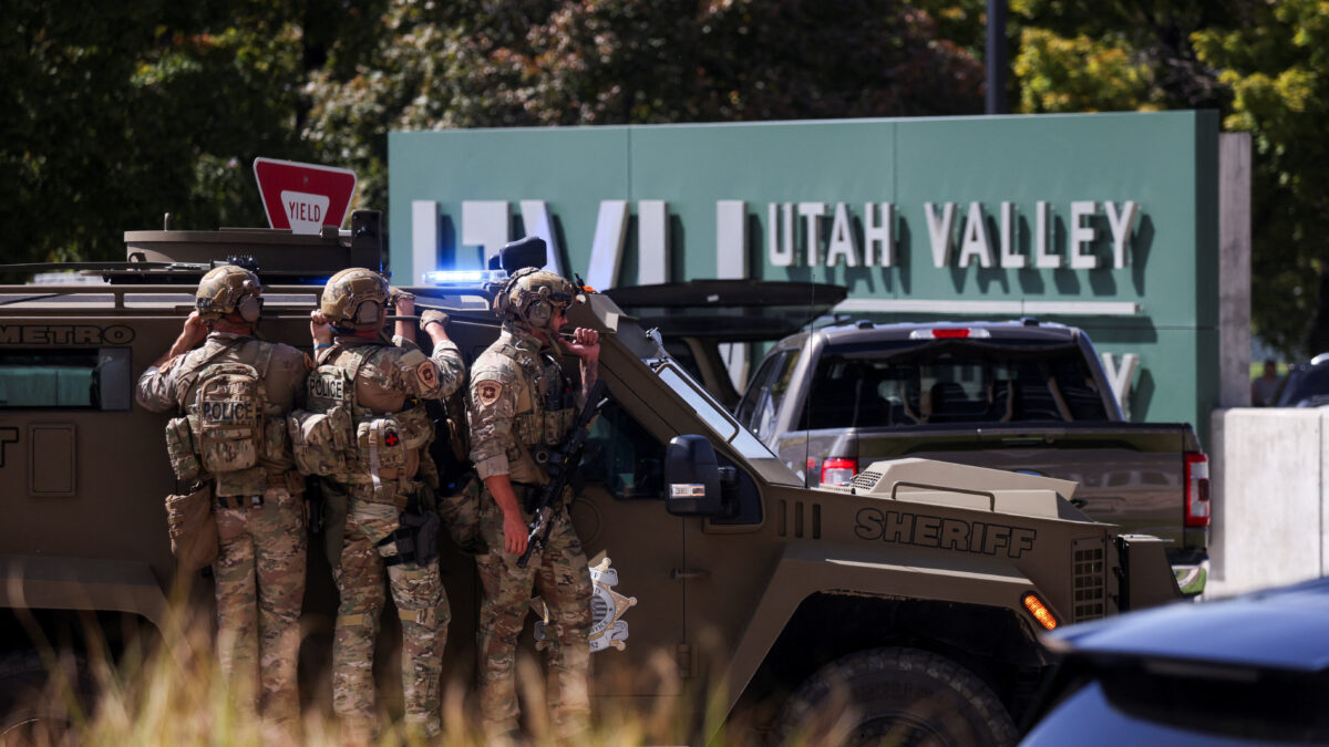 Στα ίχνη του δολοφόνου του Τσάρλι Κερκ: Καθαρό βίντεο, φωτογραφίες και το όπλο στα χέρια του FBI