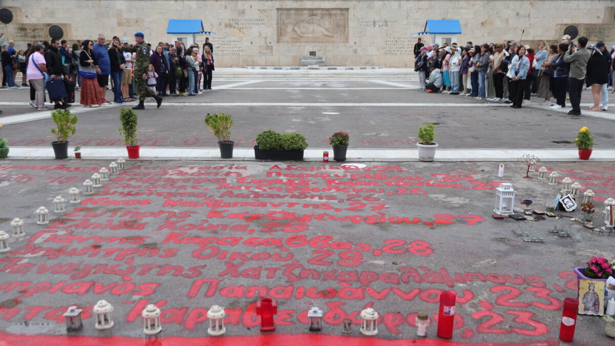 Έντονη αντιπαράθεση στη Βουλή για την τροπολογία στον Άγνωστο Στρατιώτη: Δεν σβήνονται τα ονόματα των Τεμπών, αλλά ούτε και επανεγγράφονται