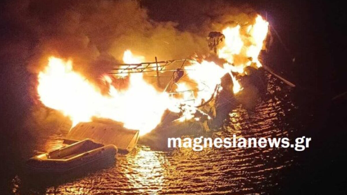 Φωτιά σε ιστιοφόρο στην Αλόννησο – Σώοι οι 4 επιβαίνοντες, συγκλονιστικό βίντεο από τη στιγμή της πυρκαγιάς