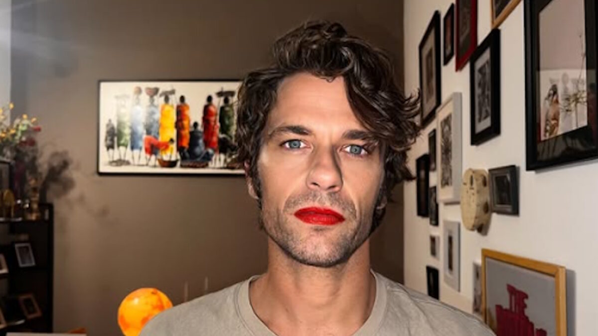 Αποστόλης Τότσικας: «Ανδρισμός δεν σημαίνει φόβος για το κόκκινο» – Ποζάρει με κραγιόν για τη Ρούλα Ρέβη Αποστόλης Τότσικας: «Ανδρισμός δεν σημαίνει φόβος για το κόκκινο» – Ποζάρει με κραγιόν για τη Ρούλα Ρέβη