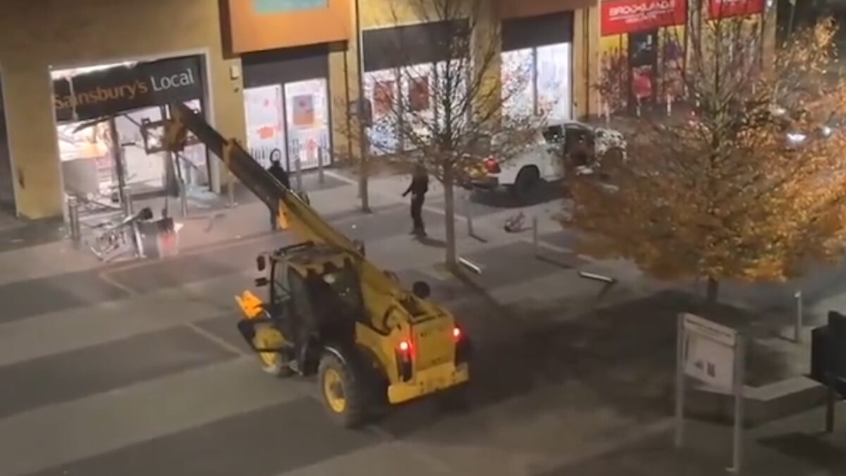 Λονδίνο: Ληστές «σήκωσαν» ATM με εκσκαφέα και εξαφανίστηκαν με φορτηγό